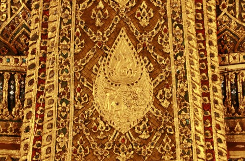 พระราชสัญลักษณ์ ประดับบนผ้าทิพย์พระพุทธอาสน์ พระพุทธเทวปฏิมากร